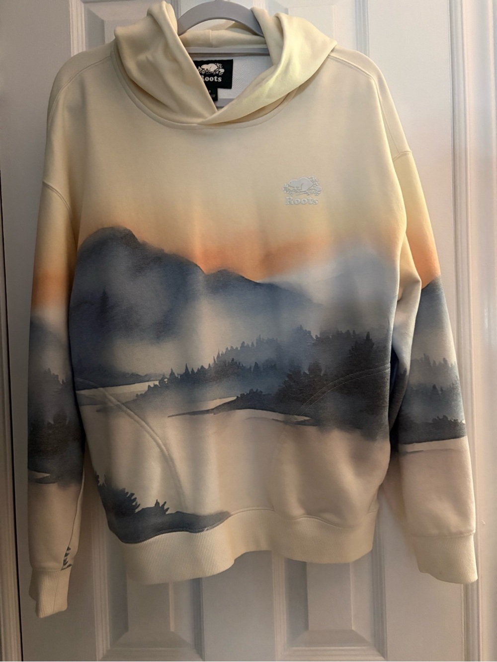 ROOTS - Women’s mountain landscape sweatshirt. Size small. (Size 2) EUC.